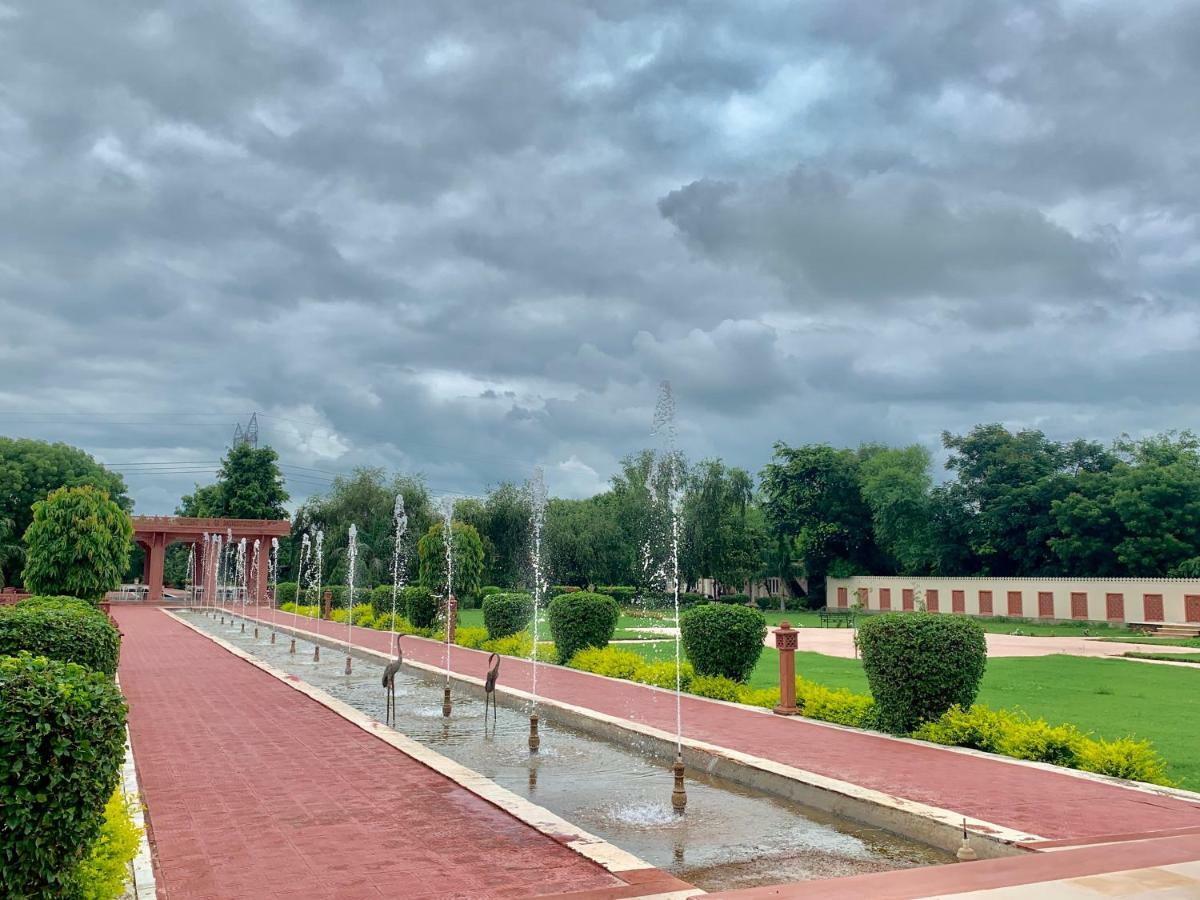 Umaid Palace - A Lakeside Heritage Palace Resort Near Jaipur Close To Bhangarh & Chand Baori Stepwell Abhaneri Dubbī 외부 사진